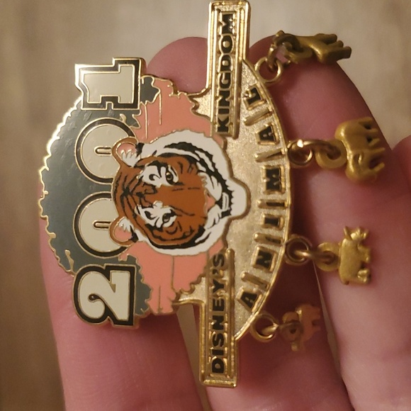 Set of 3 Disney year 2001 Pins - Picture 6 of 7